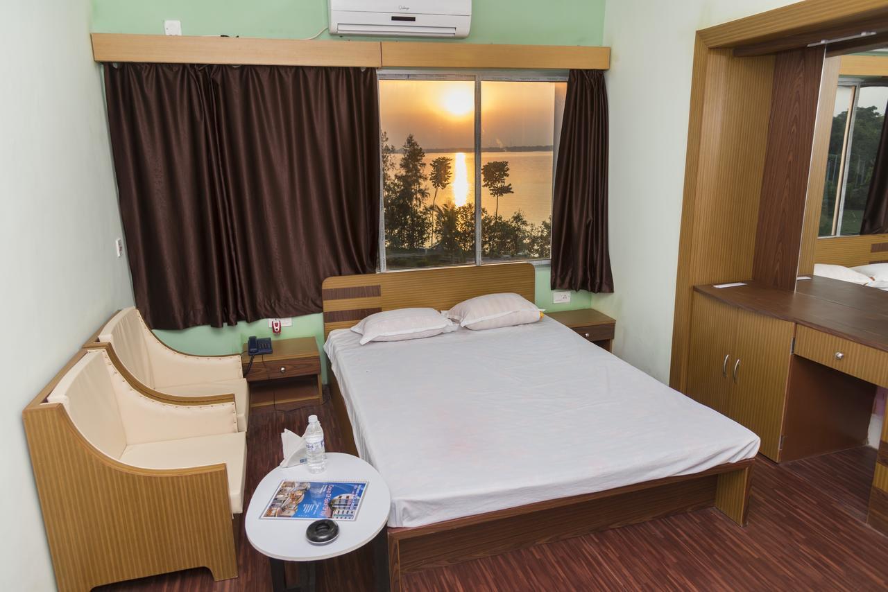 Rajhans Hotel & Resort Phalta Стая снимка