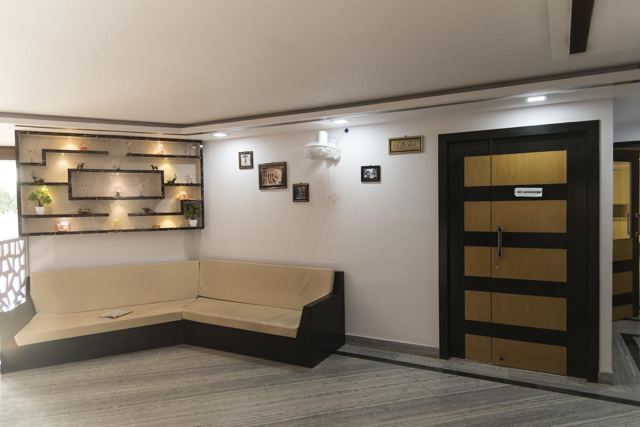Rajhans Hotel & Resort Phalta Стая снимка
