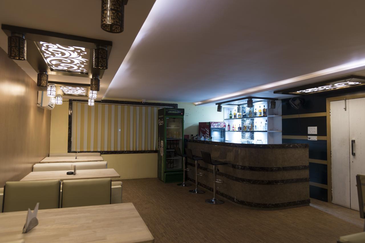Rajhans Hotel & Resort Phalta Стая снимка