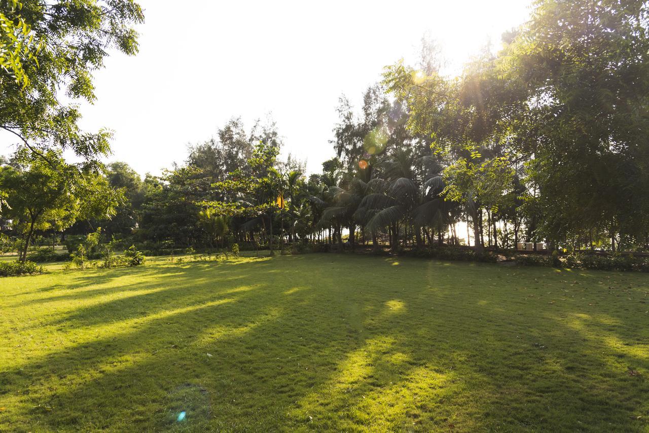 Rajhans Hotel & Resort Phalta Стая снимка