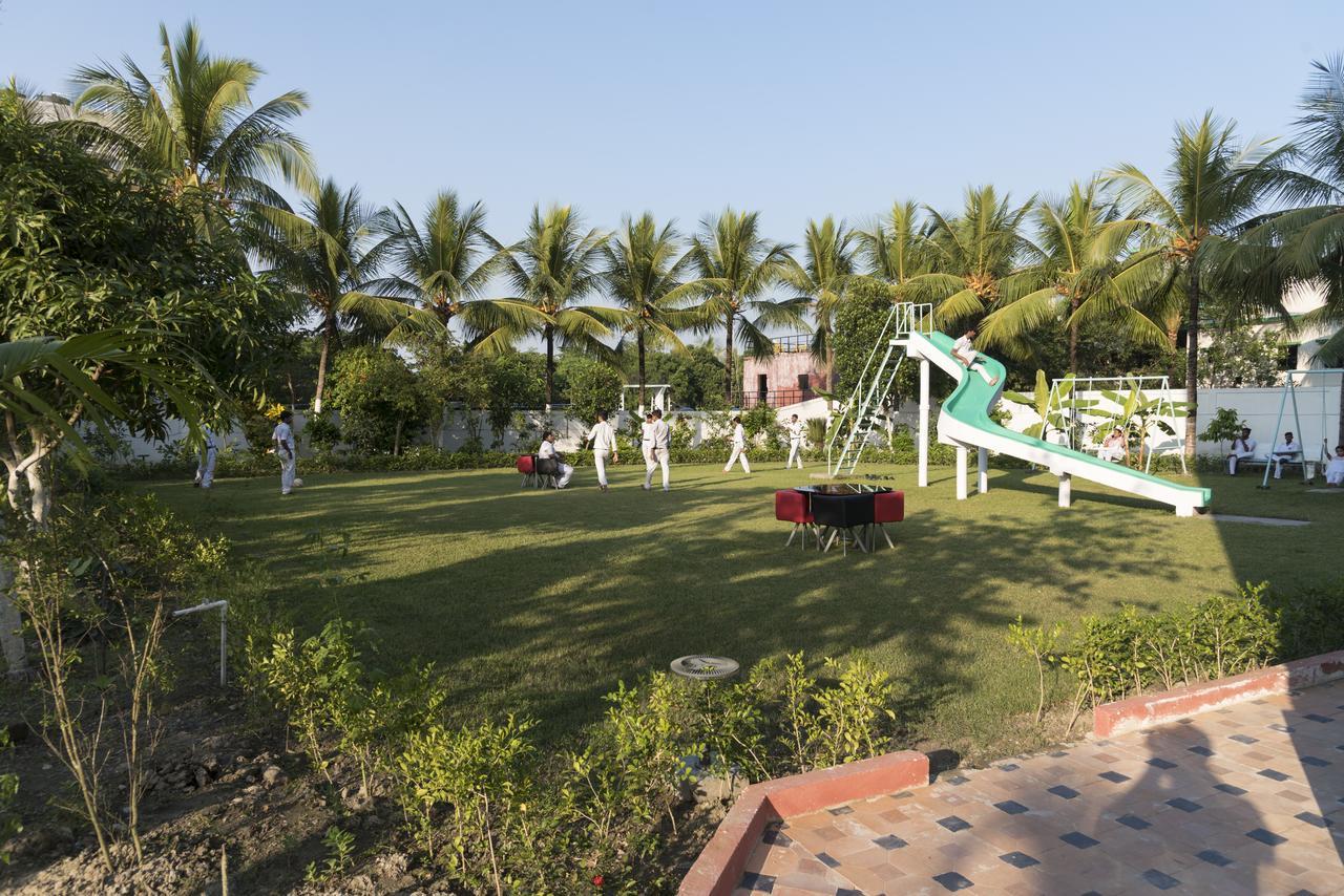 Rajhans Hotel & Resort Phalta Стая снимка