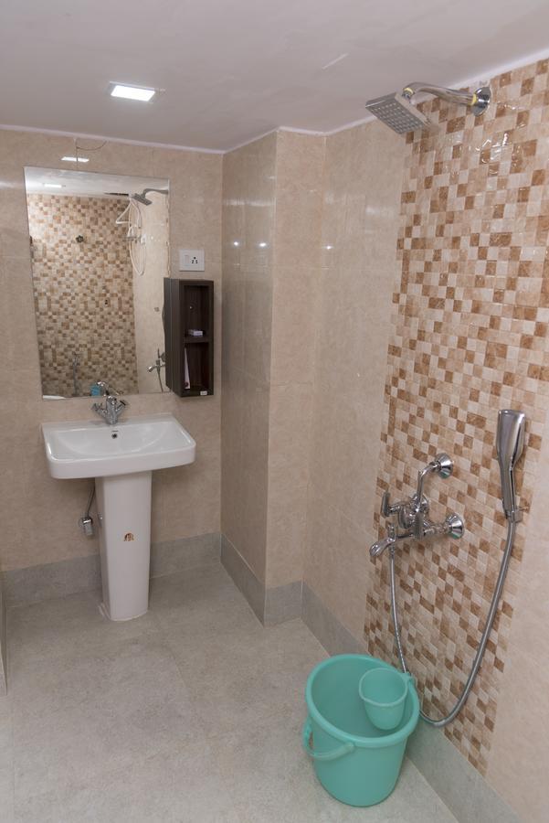 Rajhans Hotel & Resort Phalta Стая снимка