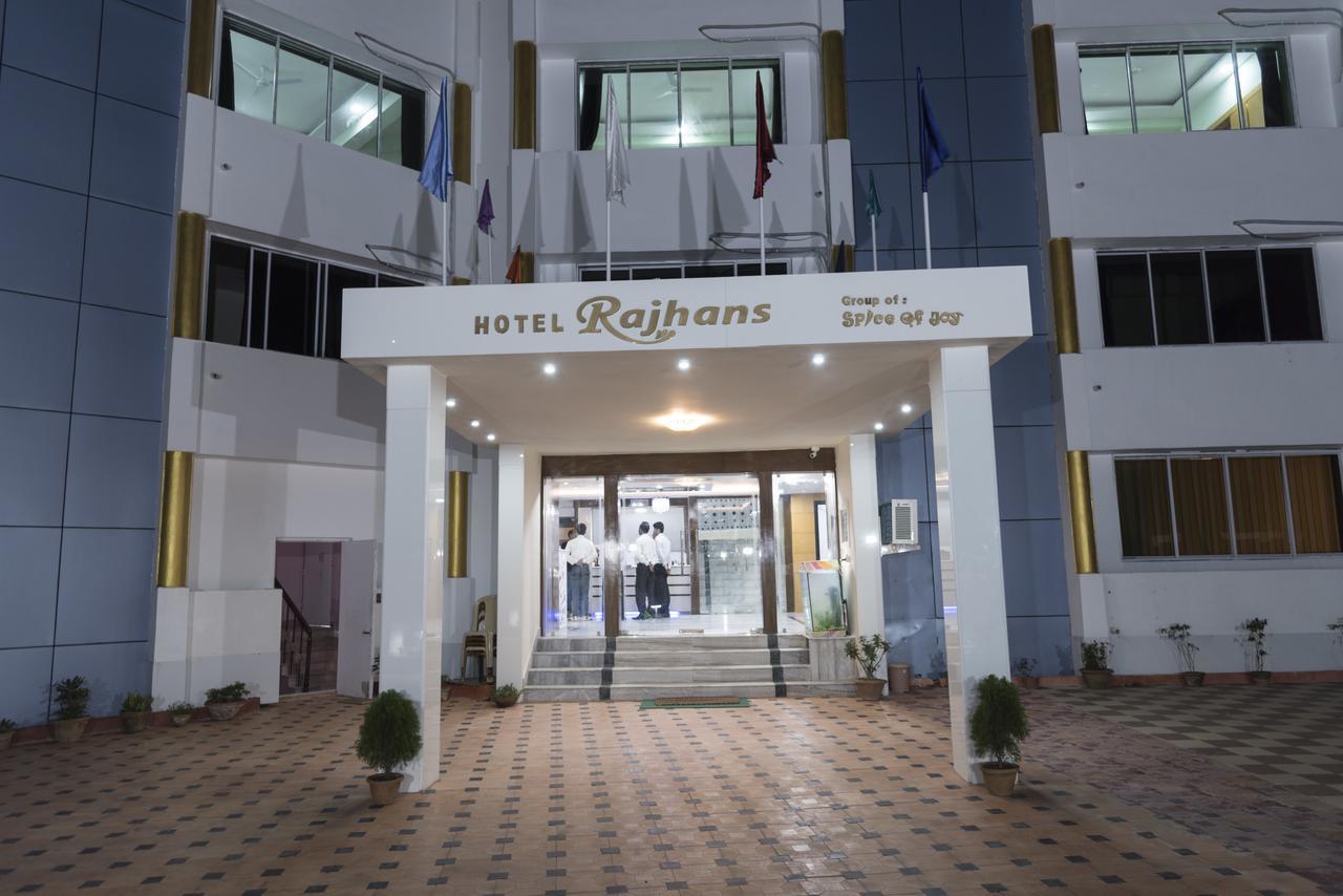 Rajhans Hotel & Resort Phalta Стая снимка