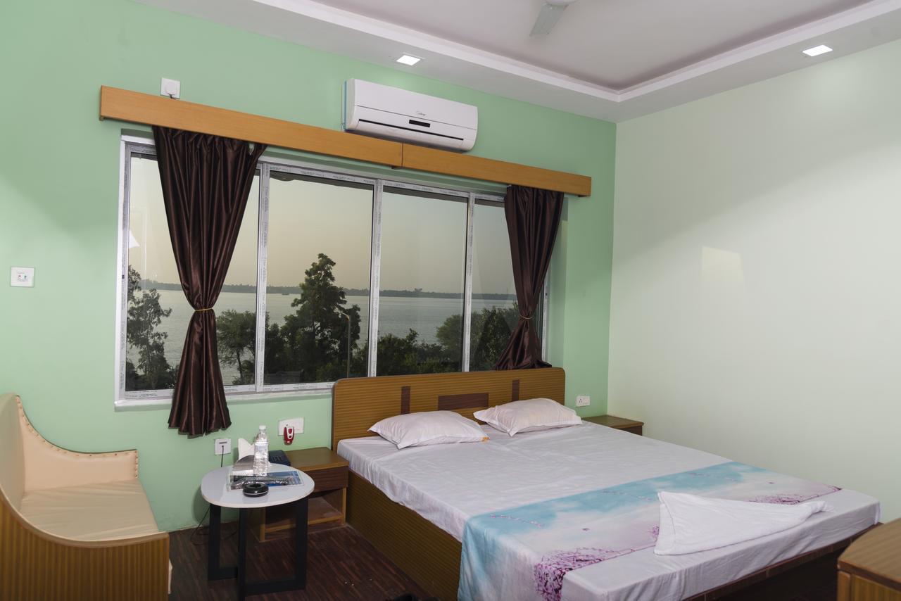 Rajhans Hotel & Resort Phalta Стая снимка