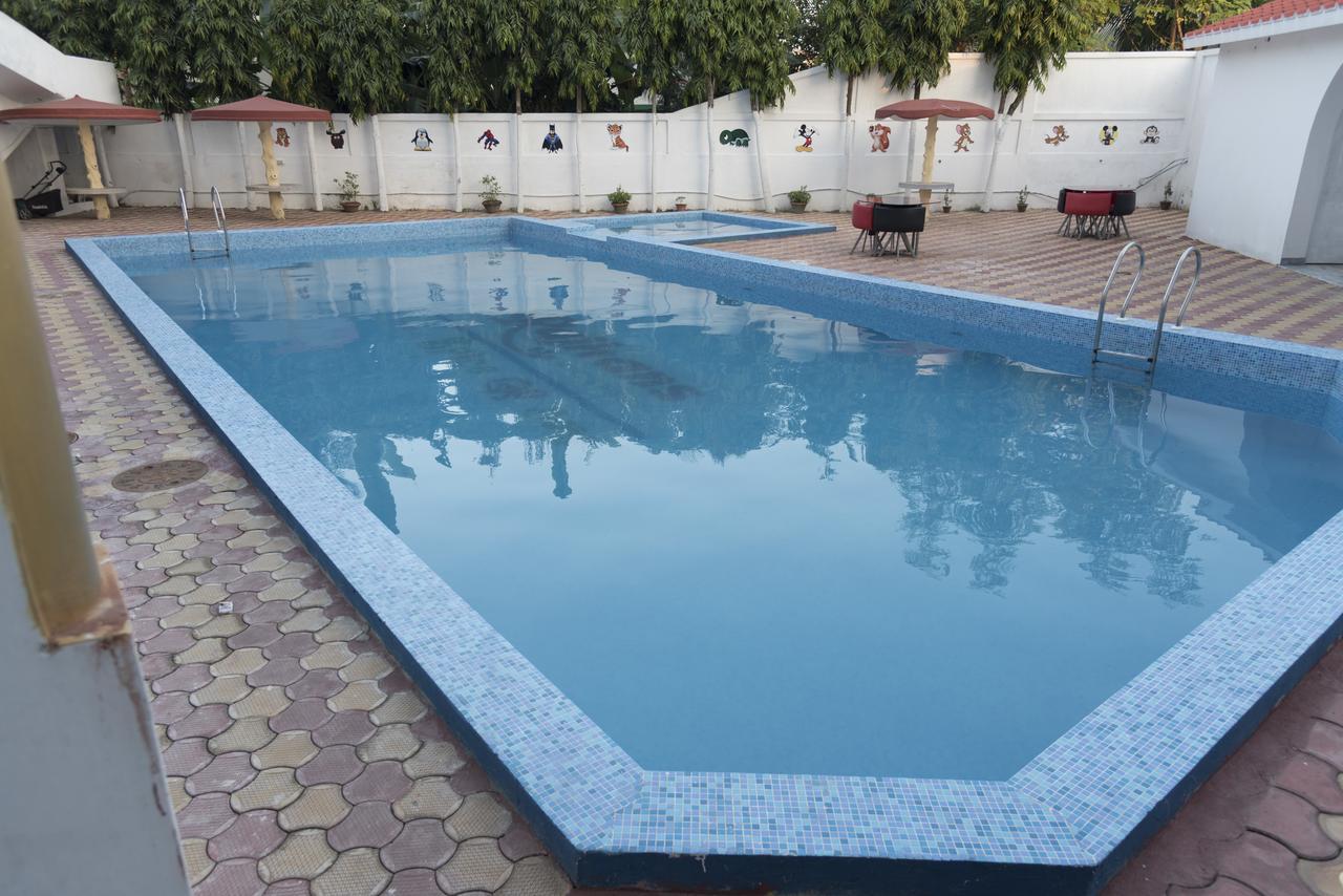 Rajhans Hotel & Resort Phalta Стая снимка