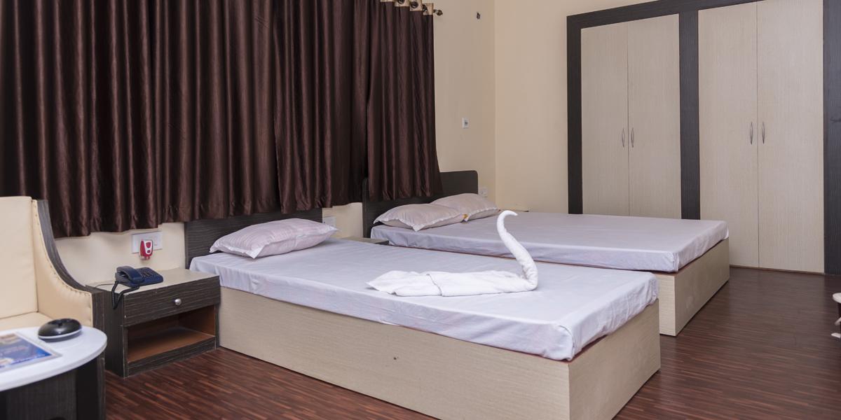 Rajhans Hotel & Resort Phalta Екстериор снимка
