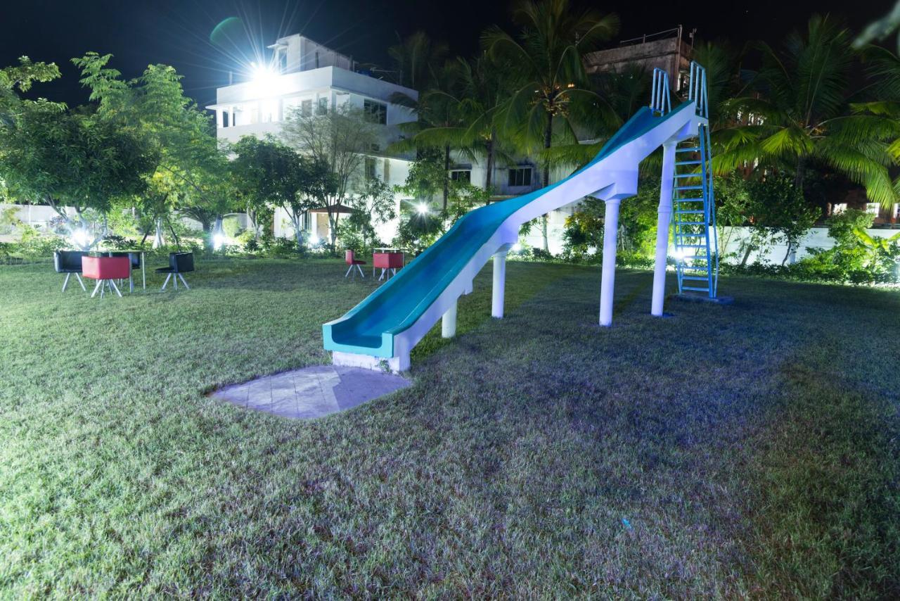 Rajhans Hotel & Resort Phalta Стая снимка