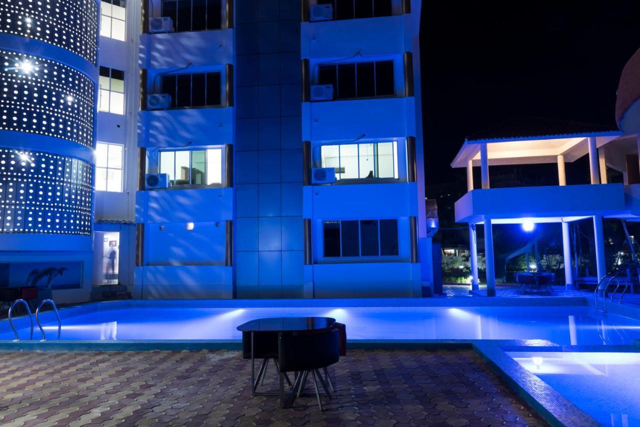 Rajhans Hotel & Resort Phalta Стая снимка
