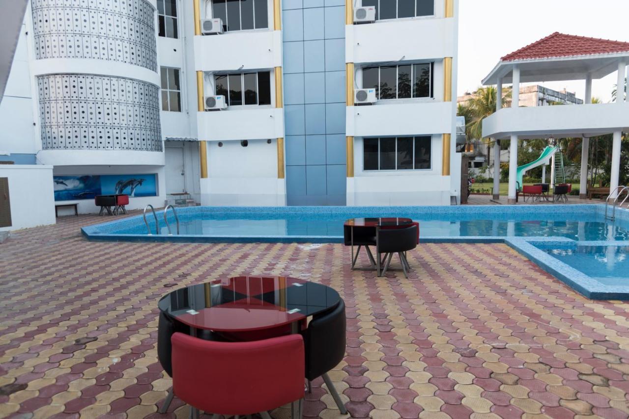 Rajhans Hotel & Resort Phalta Стая снимка