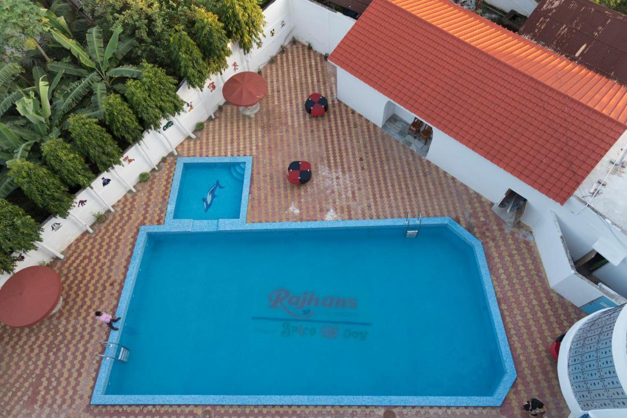 Rajhans Hotel & Resort Phalta Стая снимка
